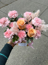 Load image into Gallery viewer, Carnation&Rose Basket