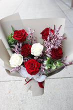 Load image into Gallery viewer, Simple and Elegant Designer&#39;s Choice Bouquet for the Holiday
