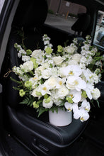 Load image into Gallery viewer, White and Green Elegant Arrangement Vancouverf
