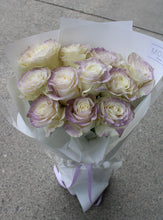 Load image into Gallery viewer, Vancouver Purple rose bouquet
